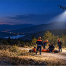 Drone destekli gece aydınlatmasını gösteren yapay zeka ile oluşturulmuş temsili arama kurtarma görseli
